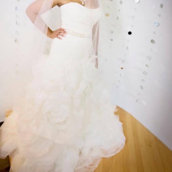 Like New! Vera Wang Gorgeous Bridal Gown! You don’t want to miss this deal! - Picture 1 of 3